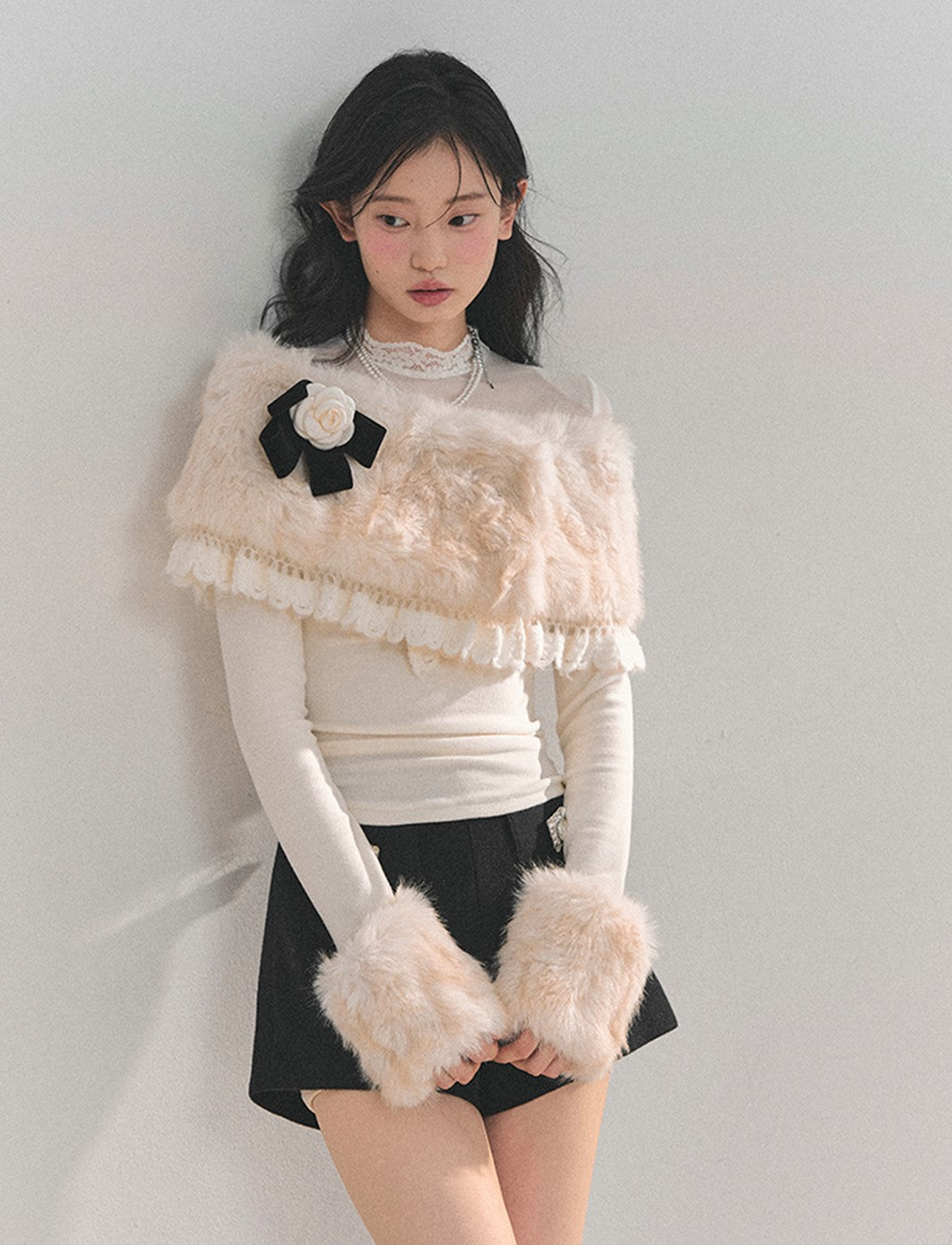 Off-white T-shirt+Detachable Bow Plush Shawl DIA0740