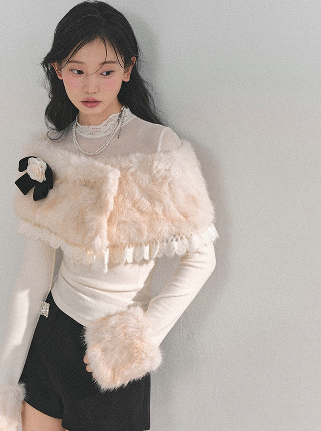 Off-white T-shirt+Detachable Bow Plush Shawl DIA0740