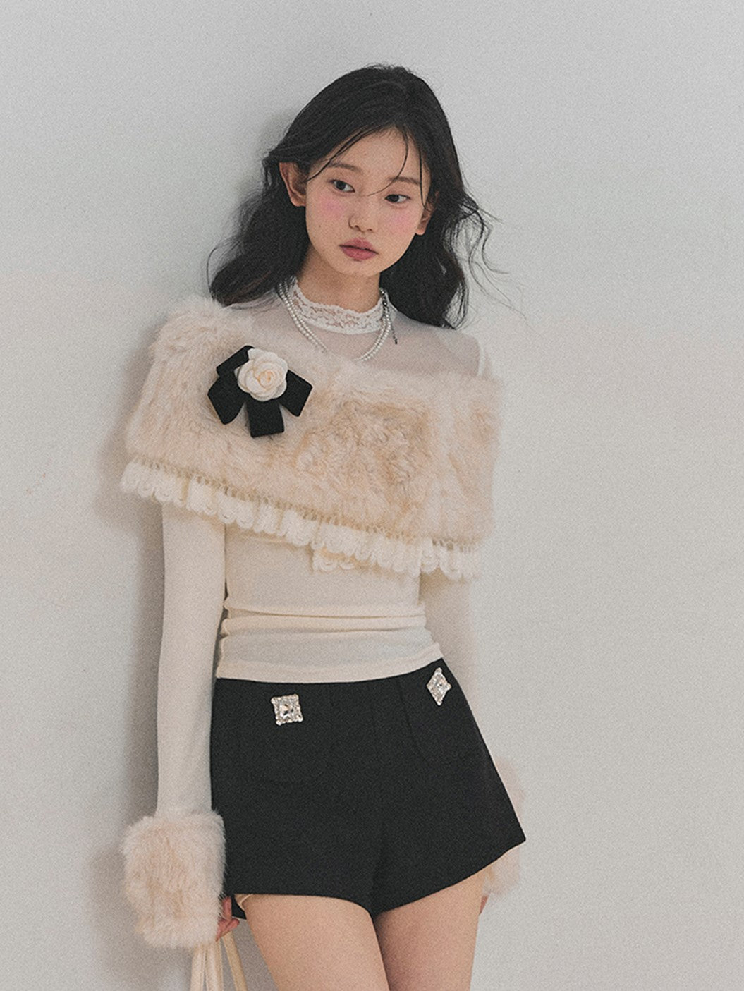 Off-white T-shirt+Detachable Bow Plush Shawl DIA0740