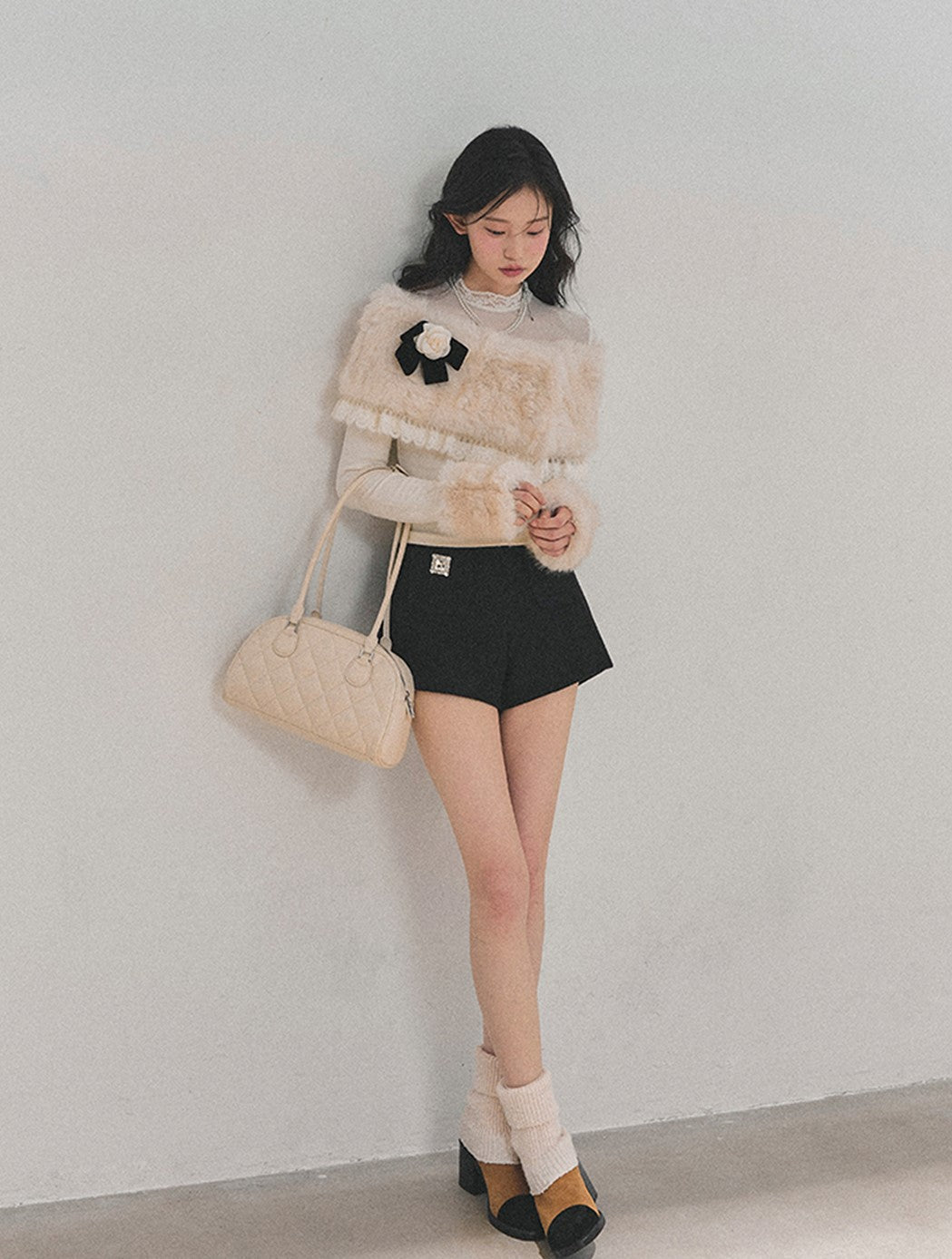 Off-white T-shirt+Detachable Bow Plush Shawl DIA0740