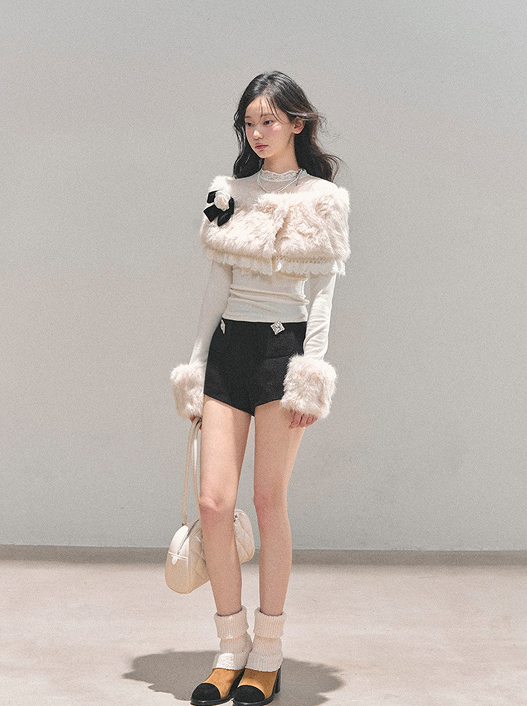 Off-white T-shirt+Detachable Bow Plush Shawl DIA0740