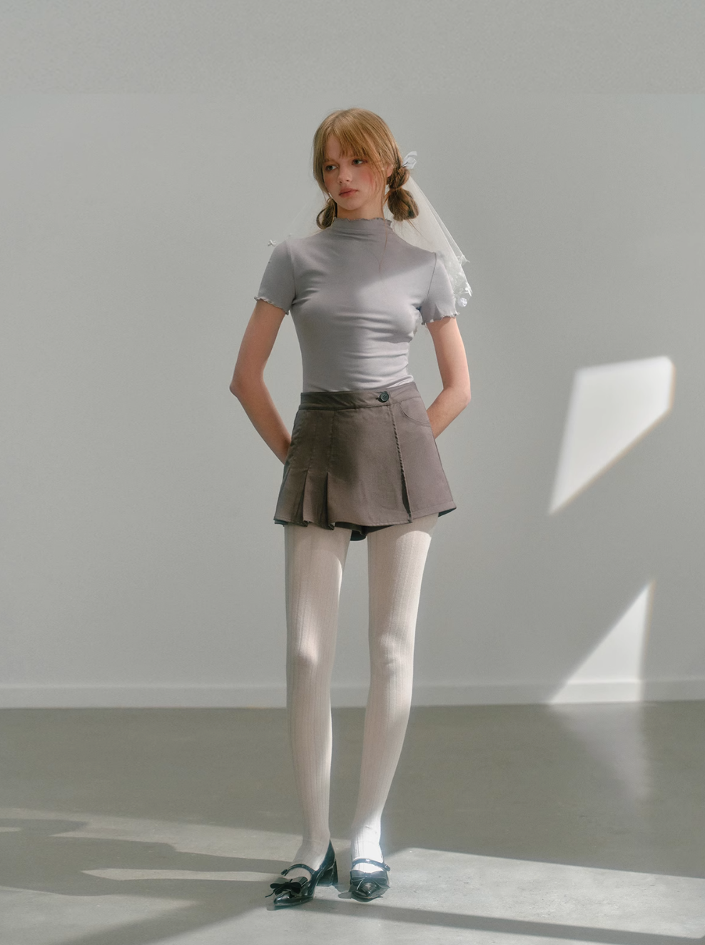 Gray asymmetric pleated skirt UNO0003