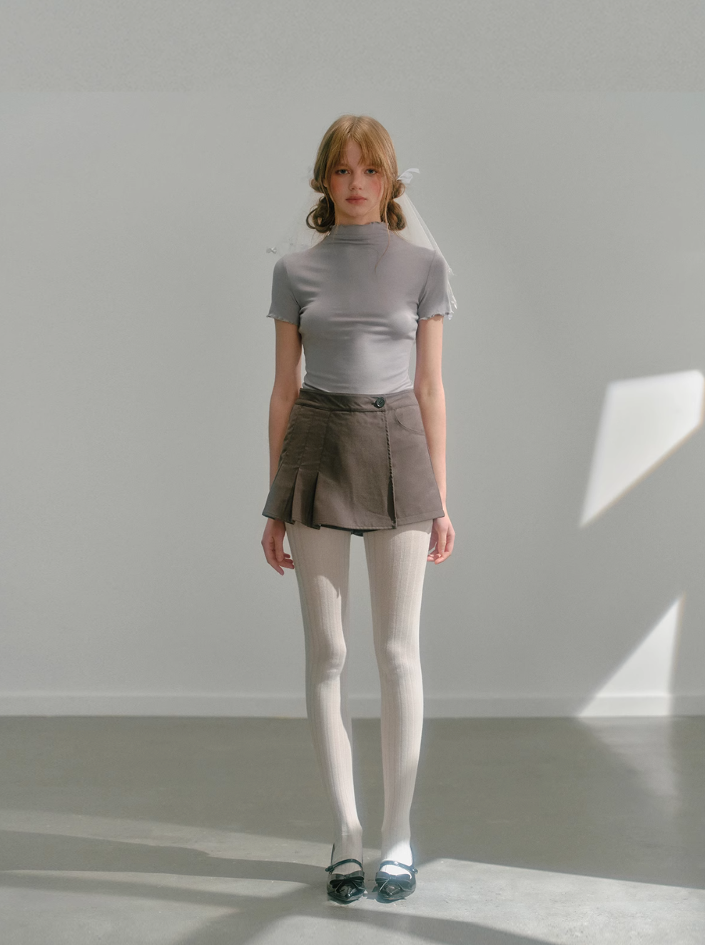 Gray asymmetric pleated skirt UNO0003