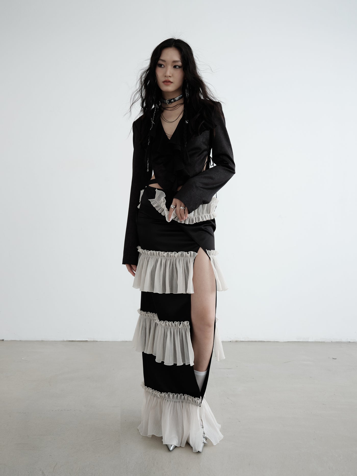 Side Slit Ruffles Contrasting Black and White Texture Maxi Skirt JNY0140