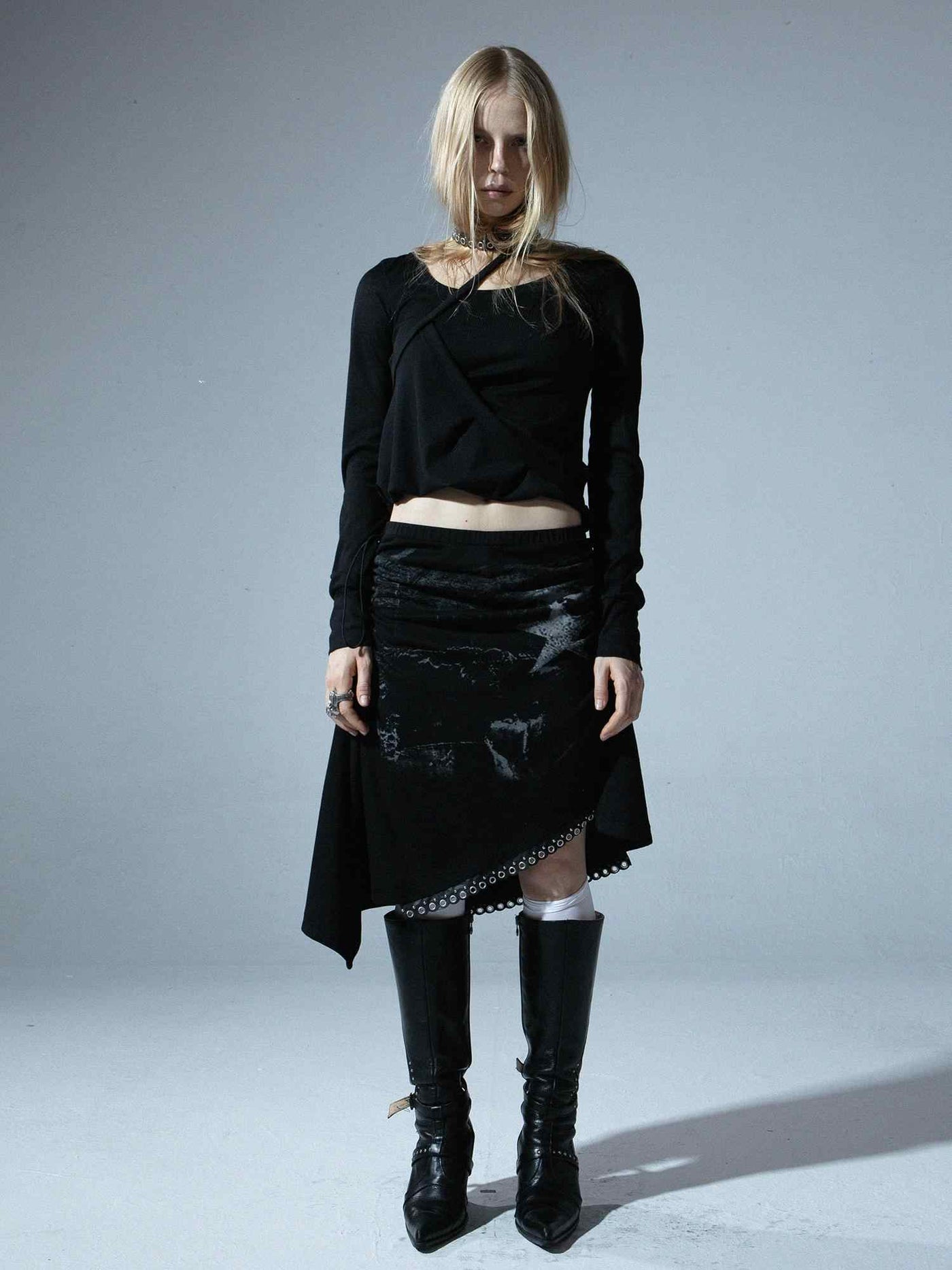 Dark colored skirt with adjustable waist in rolled skirt style DOU0060