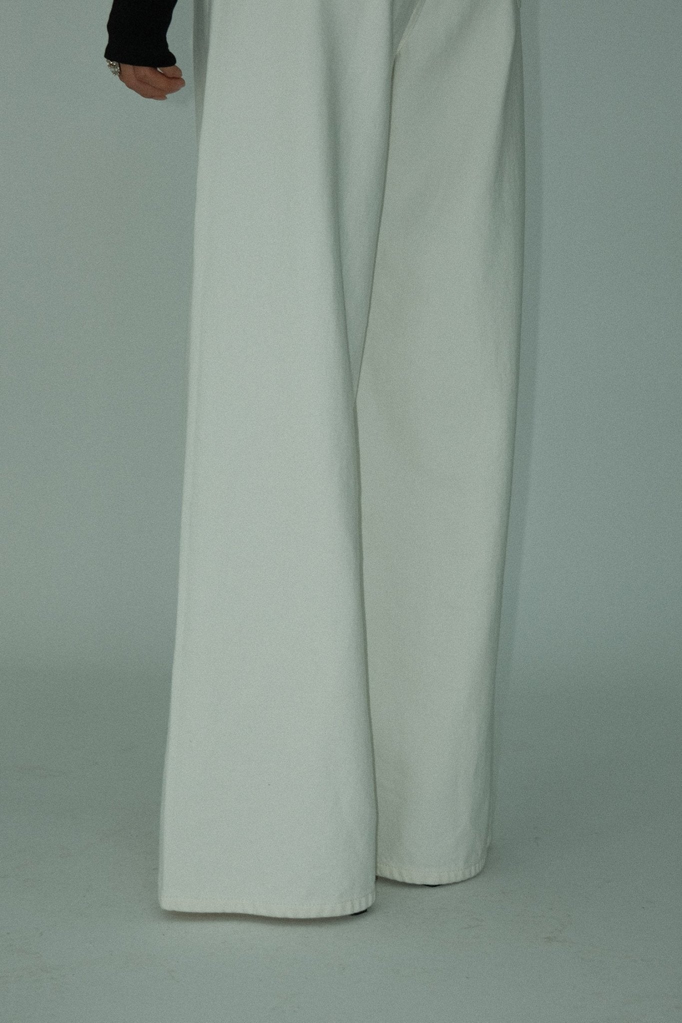 High-waisted Loose Drape White Straight Jeans SNT0027