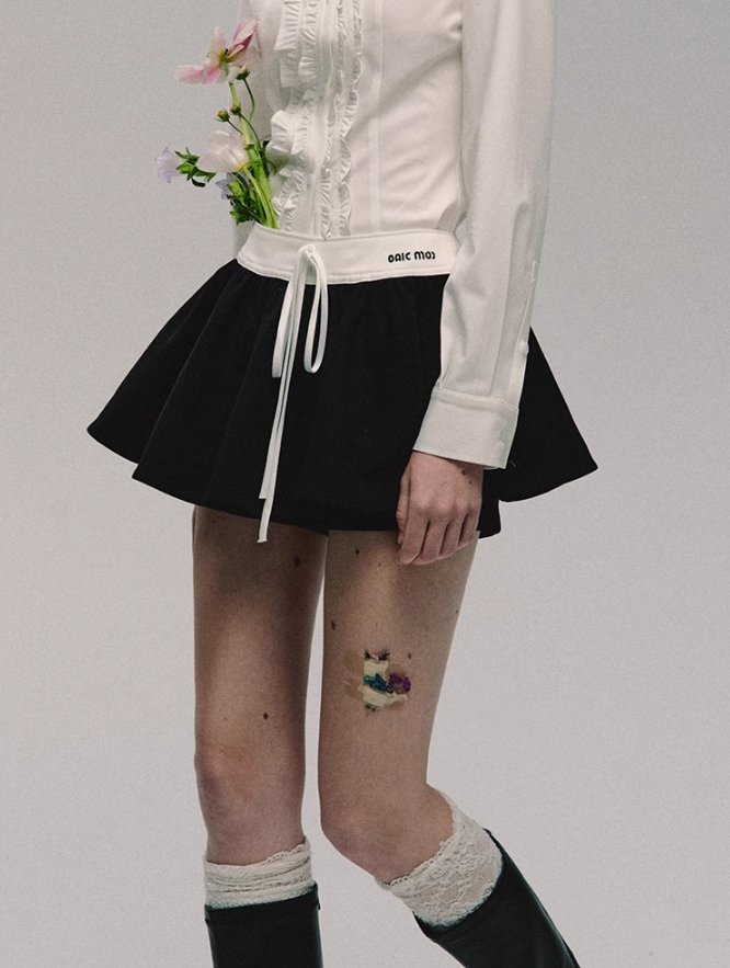 Black Versatile Low-Rise Contrasting Pleated Skirt OAK0110
